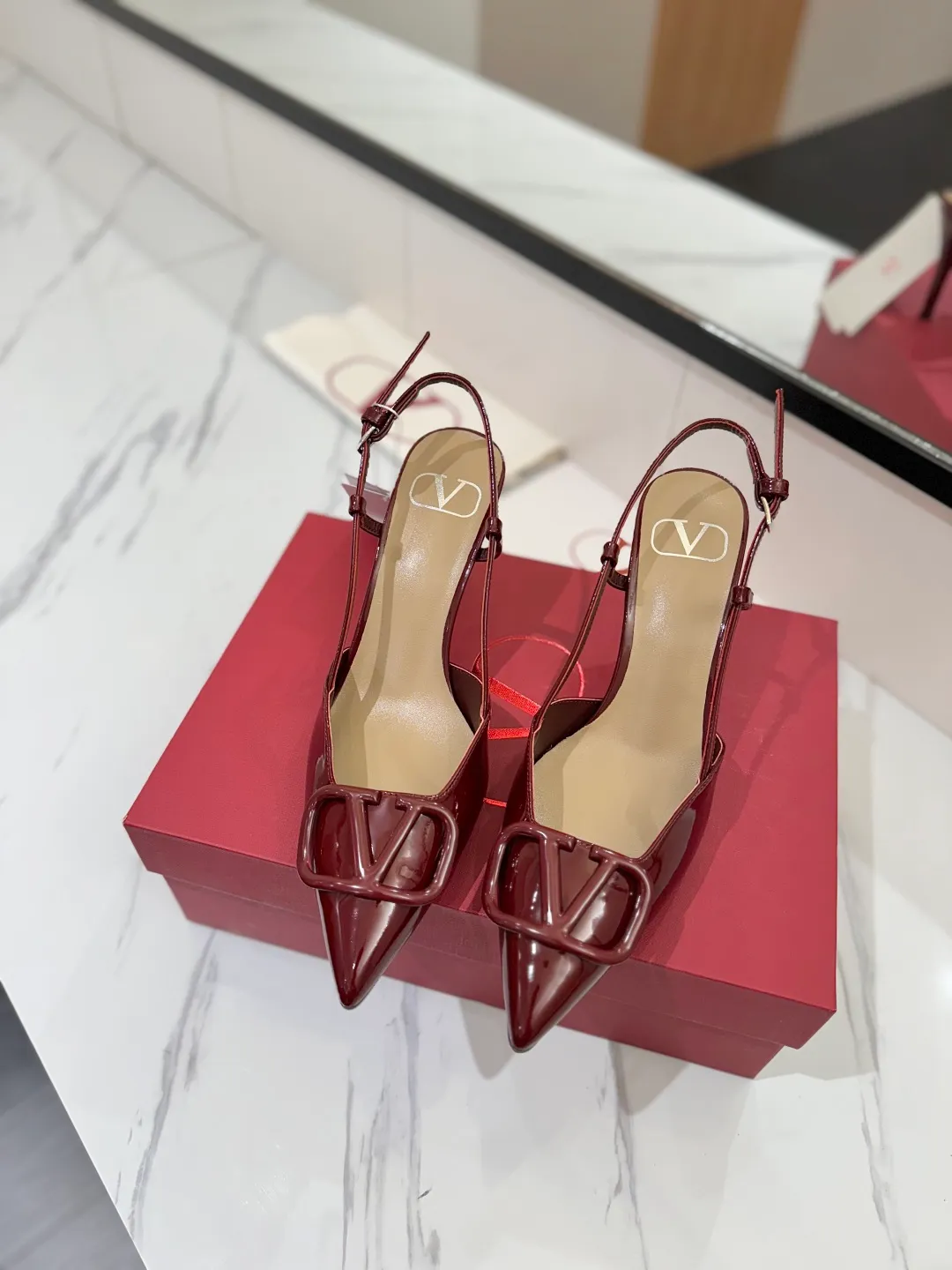 💕💕Factory direct selling price p520💕💕 Valentino launches a new series of sandals, sandals with pointed toe V-buckle sandals. The upper part of the foot is very pedicure-like. The key point is that it is very good and easy to control. It does not grind or tire your feet. It is a walking artifact! Metal VLOGO diamond buckle elements, full of high-end sense! It became sweet instantly.  The avant-garde VLOGO SIGNATURE shoe series interprets VALENTINO GARAVANI's candid attitude. Valentino Garavani V logo back hollow sandals with VLogo Signature decoration, platinum tone VLogo Signature decoration! Upper: imported patent leather Lining: imported goatskin Outsole: Italian leather outsole Heel height: 8cm Size: 35-39 (34-40-41-42 customized size)